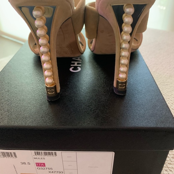 CHANEL suede mules with Pearl heels - Picture 6 of 8